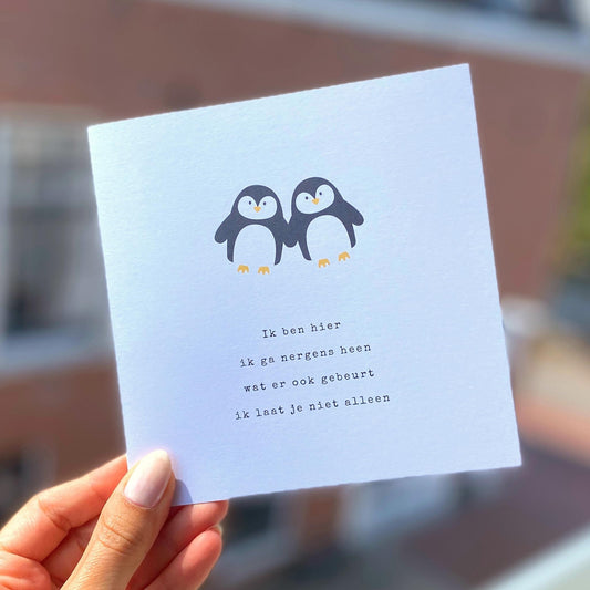 Op de kaart ik ben er voor jou zie je twee pinguins die elkaar vasthouden met een tekst waarmee je tegen de ontvanger zegt dat je er voor diegene bent.